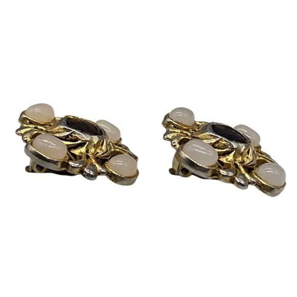 CHANEL - Gripoix Red White Clip On Gold Tone Earrings 70s-80' Vintage - Picture 2 of 11
